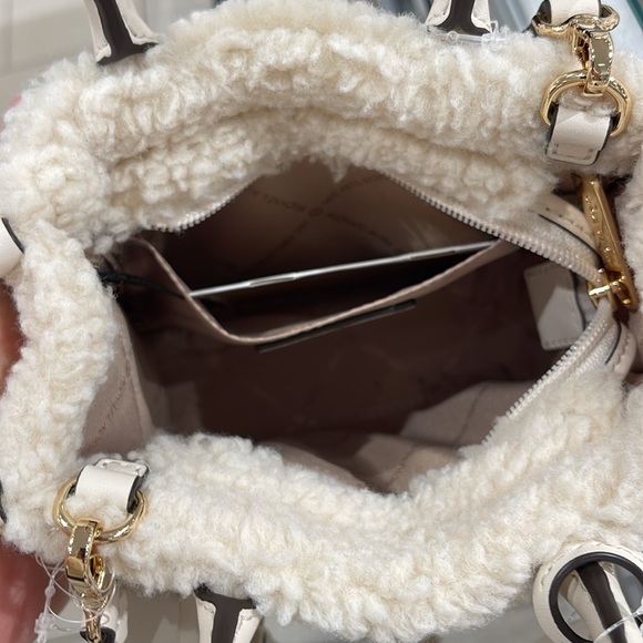 Michael Kors Mirella Extra-Small Sherpa XS SHOPPER XBODY
SHEARLING Crossbody - Picture 4 of 16
